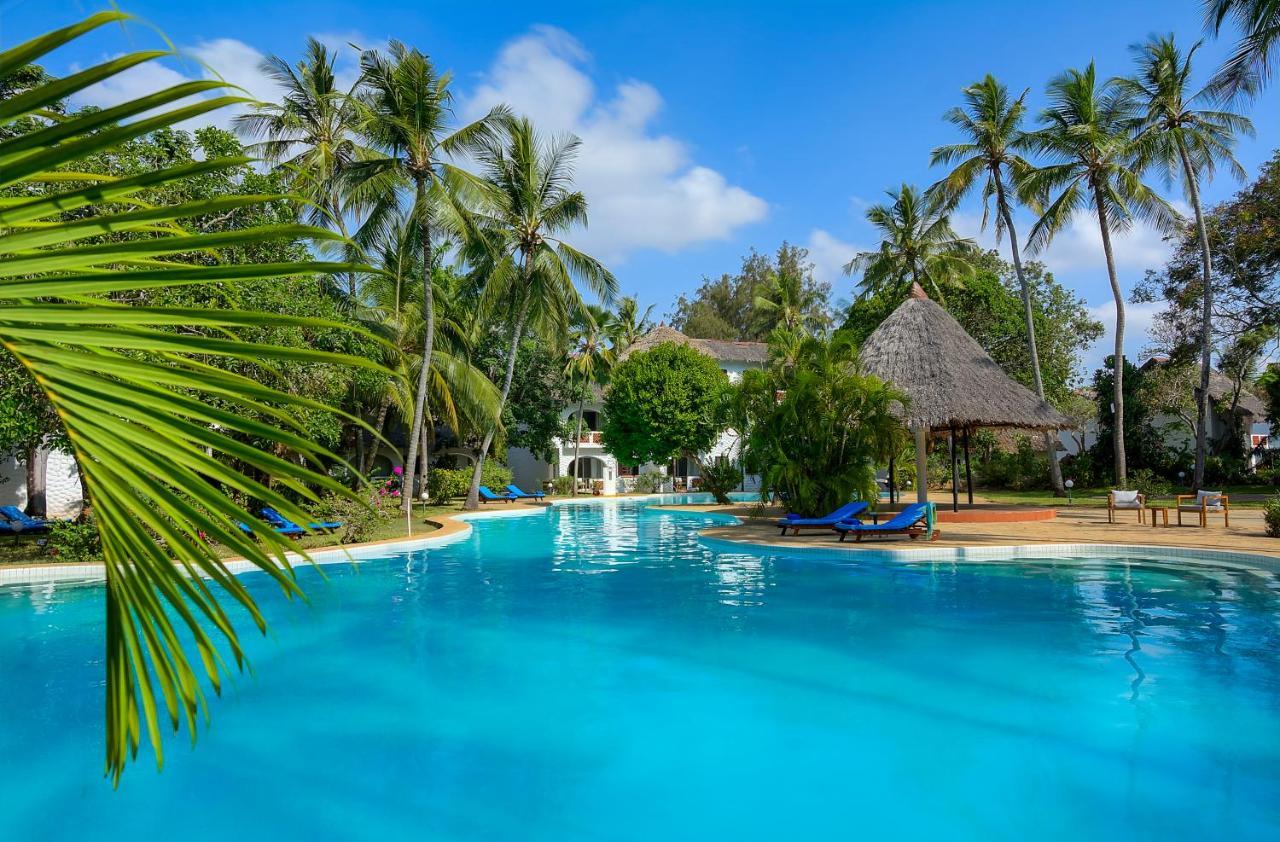 Diamonds Leisure Beach & Golf Resort Diani Beach Exterior foto The swimming pool at the hotel