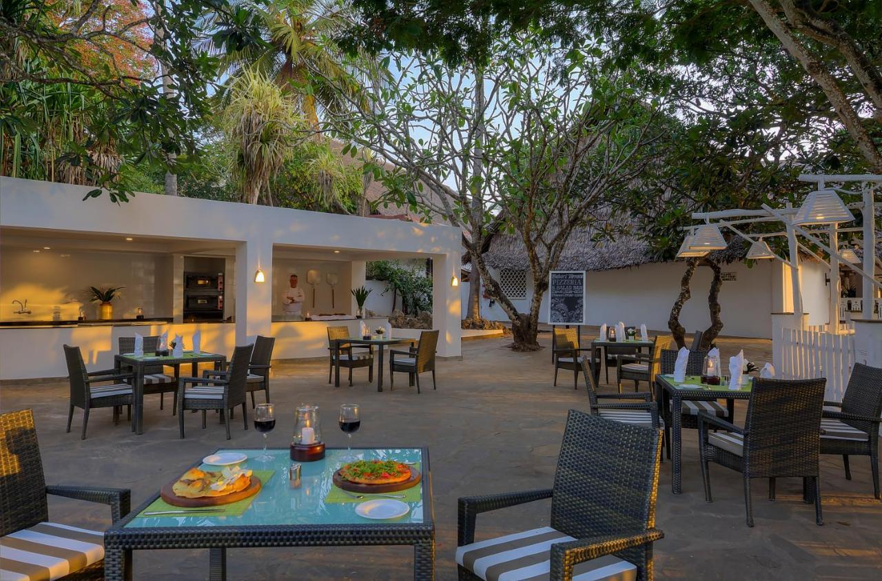 Diamonds Leisure Beach & Golf Resort Diani Beach Exterior foto The restaurant at the hotel