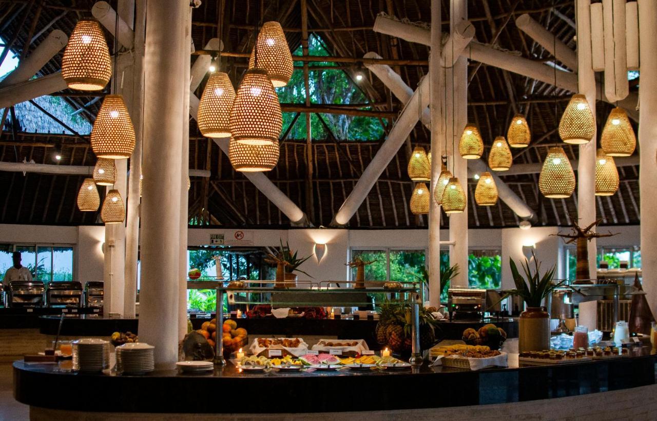 Diamonds Leisure Beach & Golf Resort Diani Beach Exterior foto The buffet at the resort