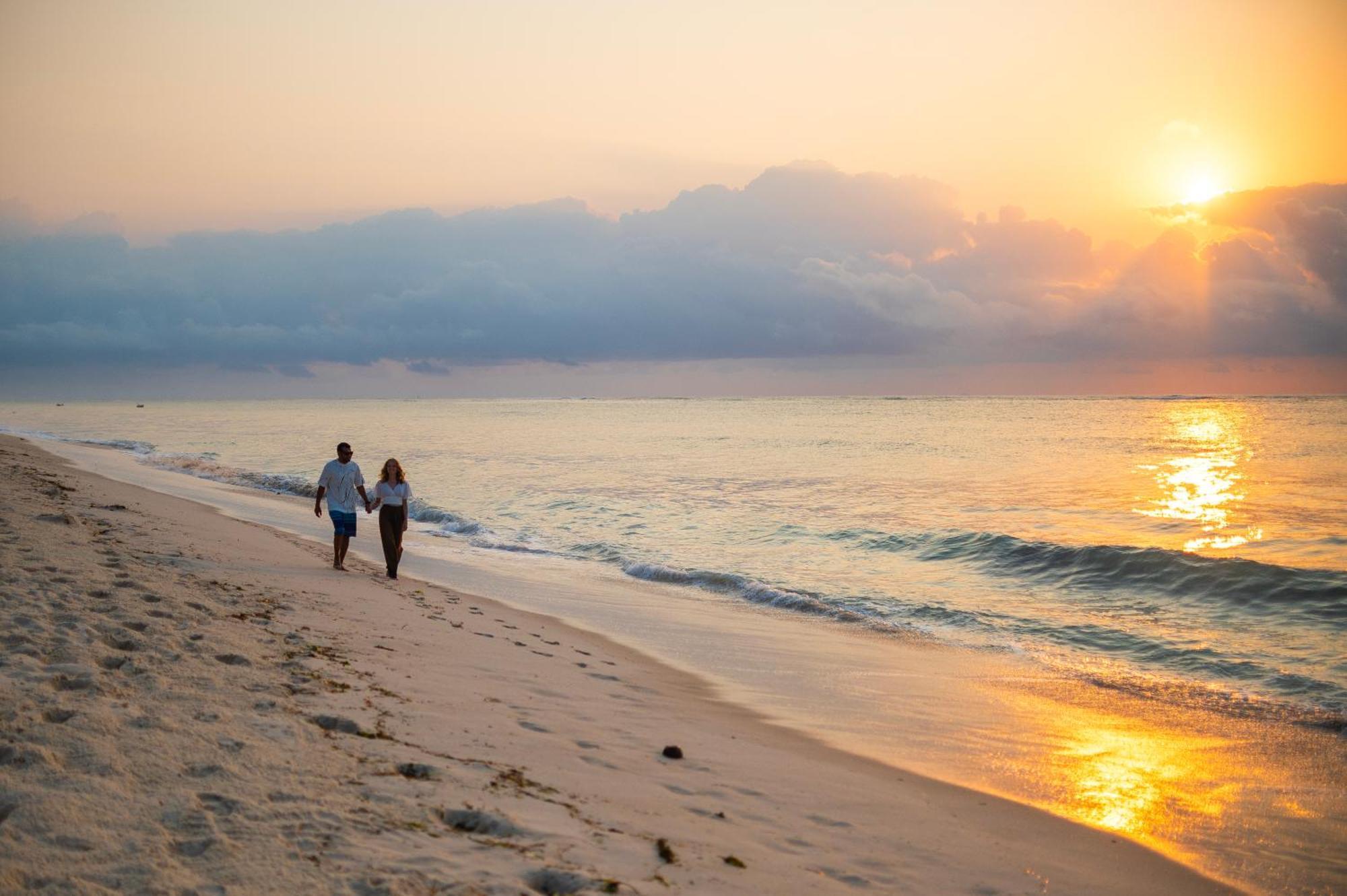 Diamonds Leisure Beach & Golf Resort Diani Beach Exterior foto Sunset at the beach