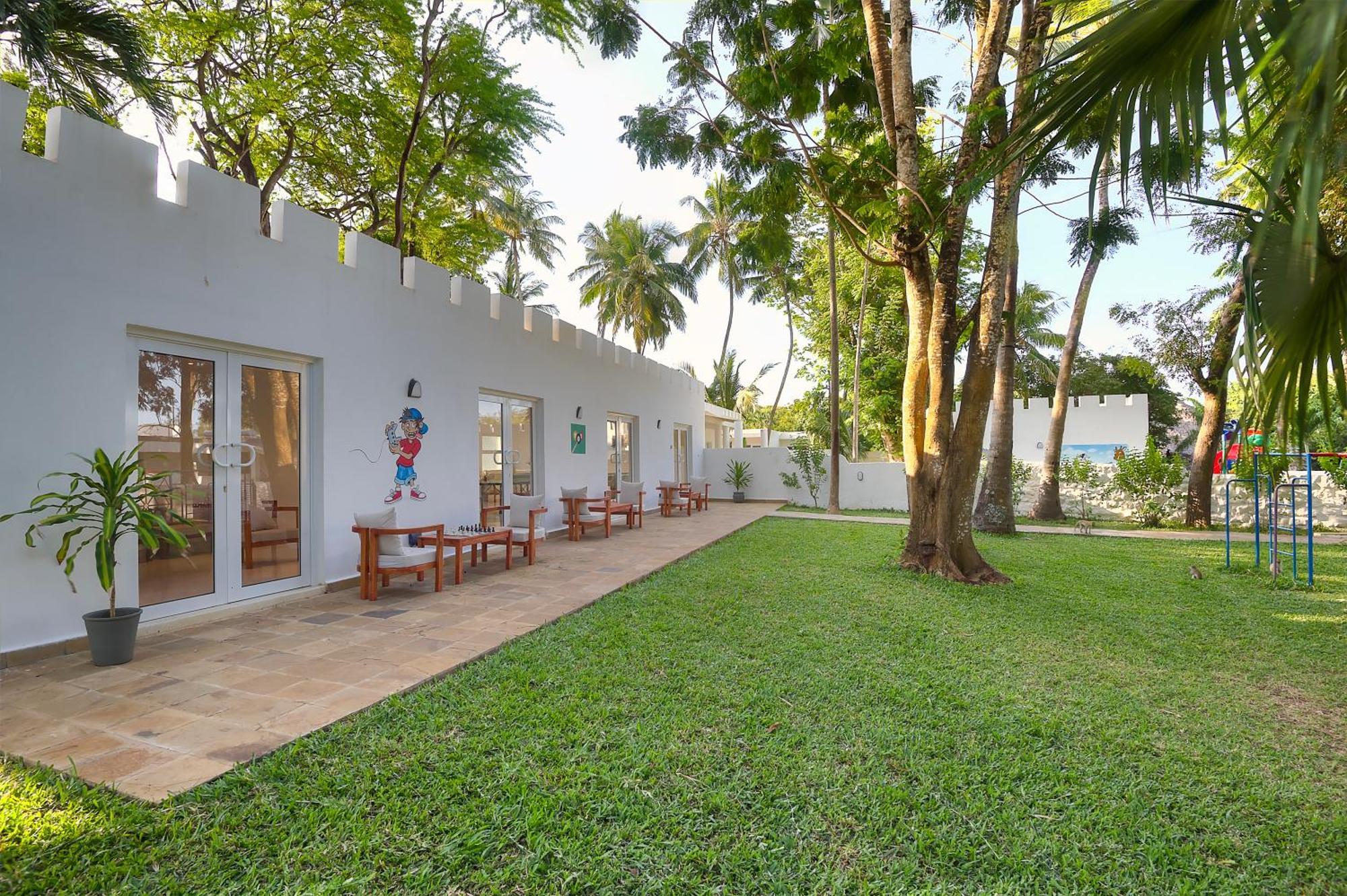 Diamonds Leisure Beach & Golf Resort Diani Beach Exterior foto The hotel's garden