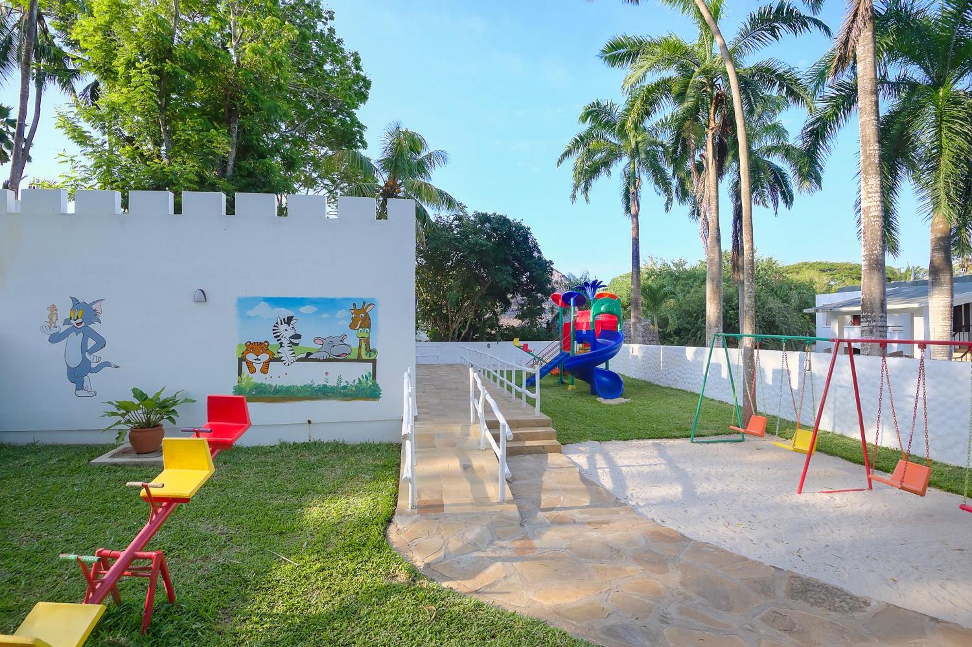 Diamonds Leisure Beach & Golf Resort Diani Beach Exterior foto Playground
