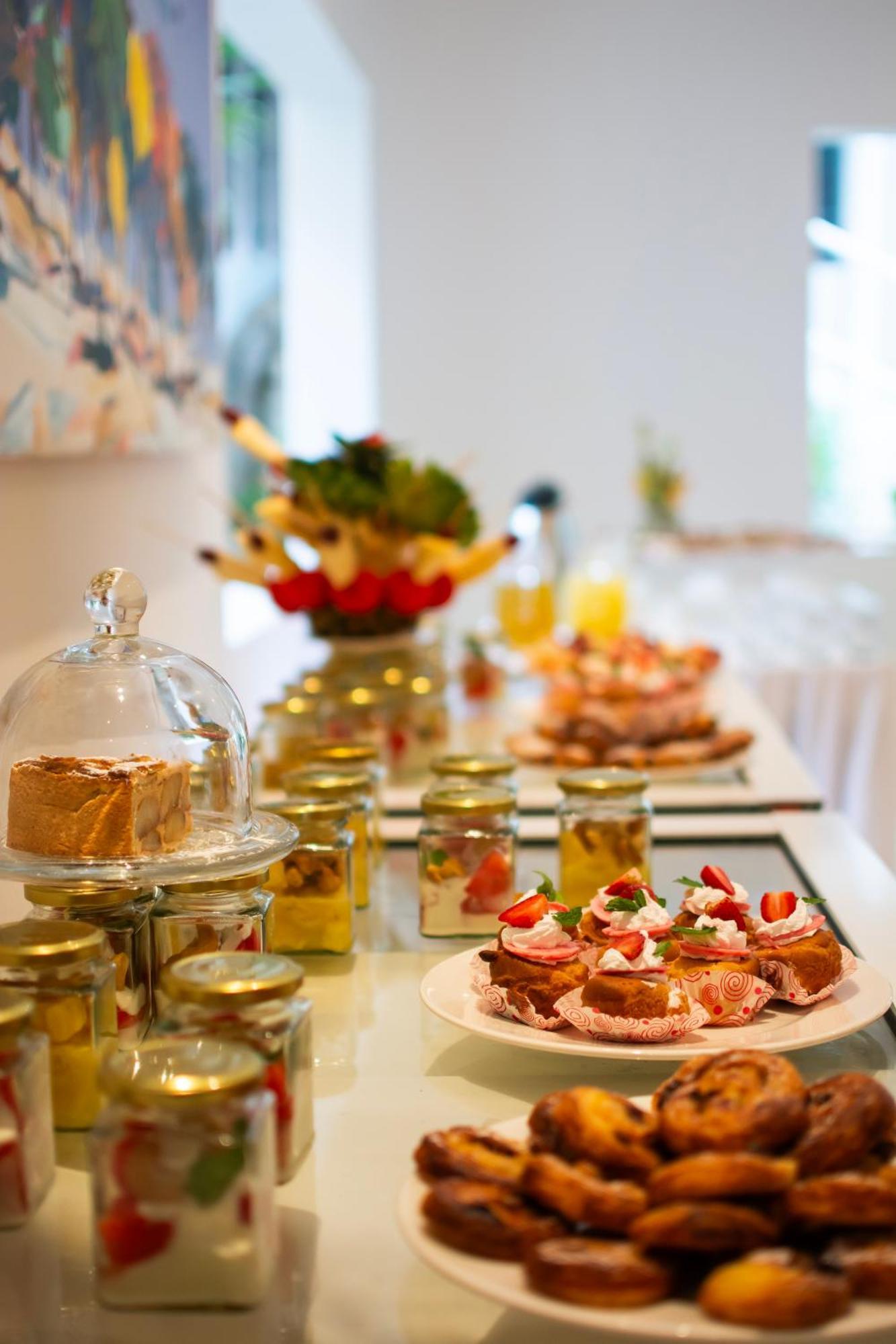 Diamonds Leisure Beach & Golf Resort Diani Beach Exterior foto A buffet at a hotel