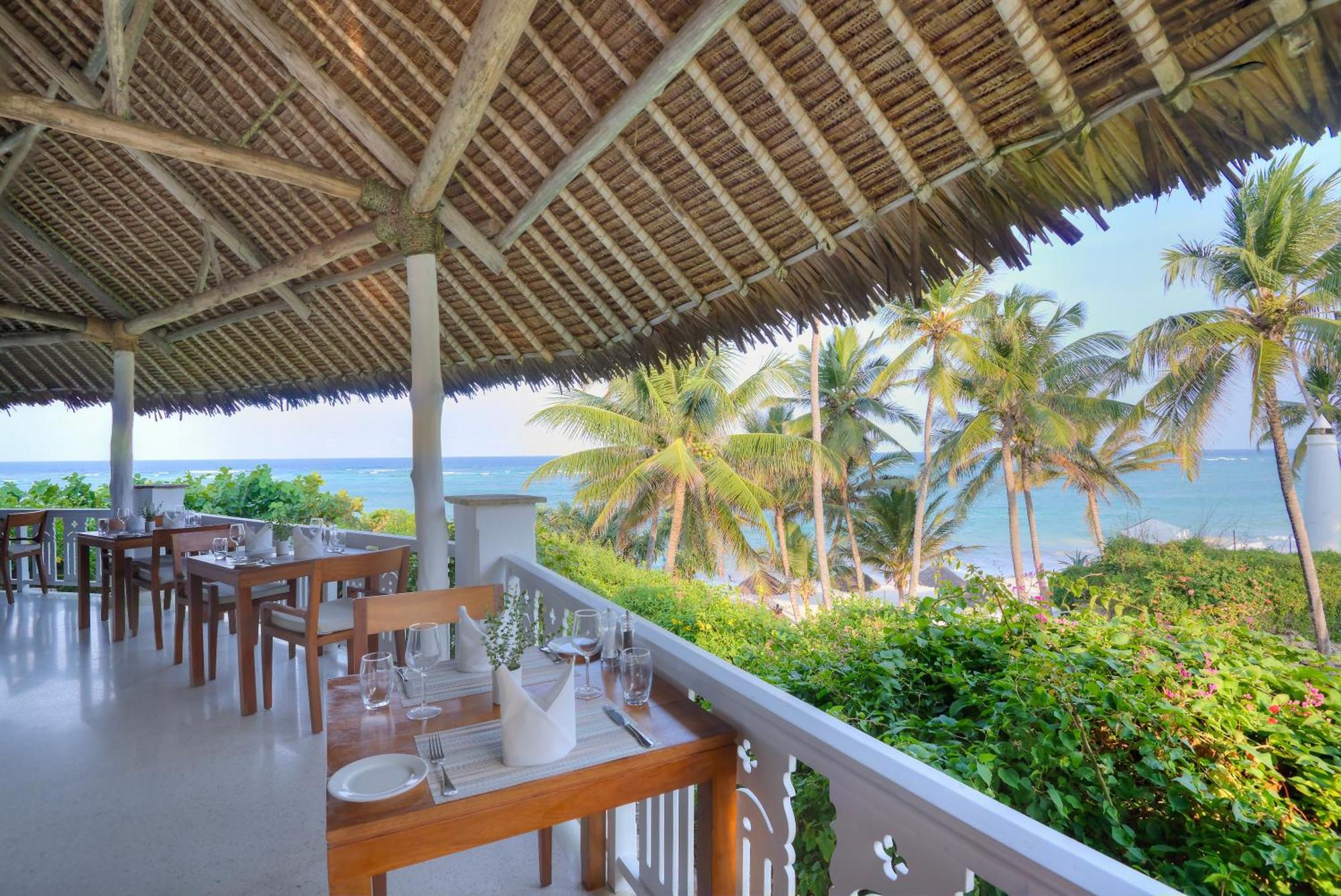 Diamonds Leisure Beach & Golf Resort Diani Beach Exterior foto The Deck Restaurant